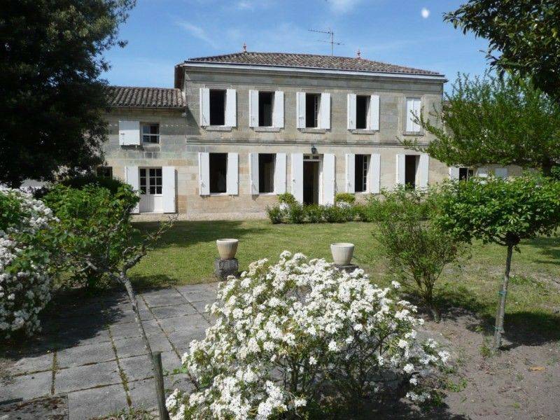 A manor house for sale in Pomerol with a view to the vineyards