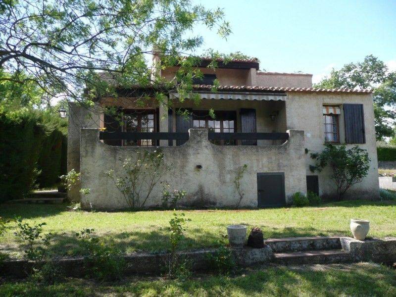 Villa for sale in Lacoste close to the village with a garden and a view