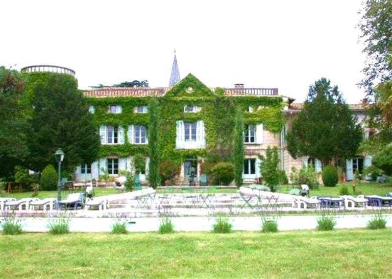 Castle for sale close to Castelnaudary dating from the 18th century with an exceptional garden