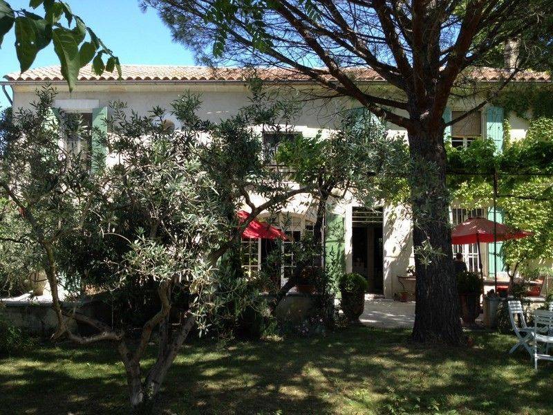 Refurbished farmhouse for sale in Avignon with a planted garden and a swimming pool