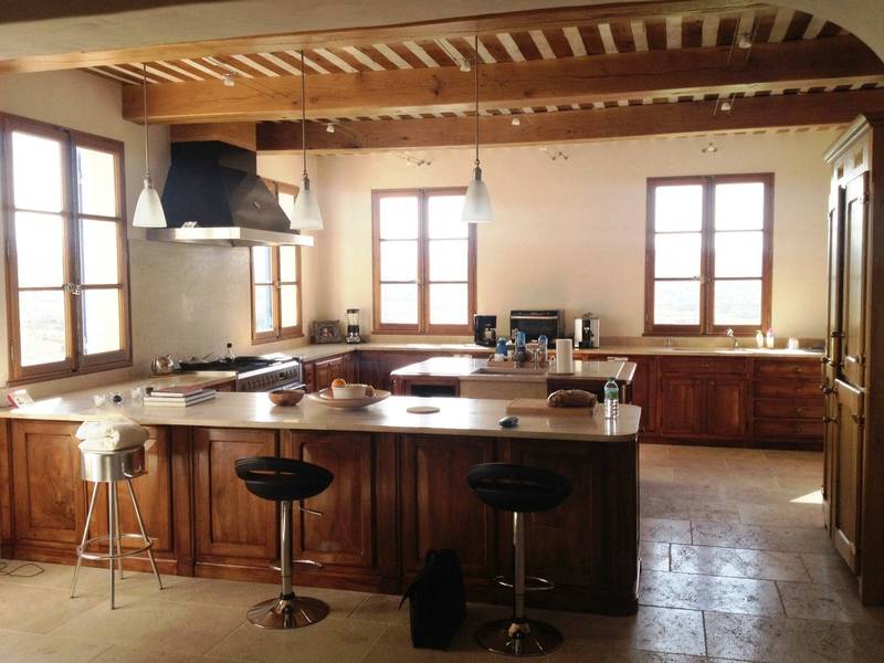 Vaste cuisine entièrement équipée dans cette demeure de prestige à vendre dans le Luberon