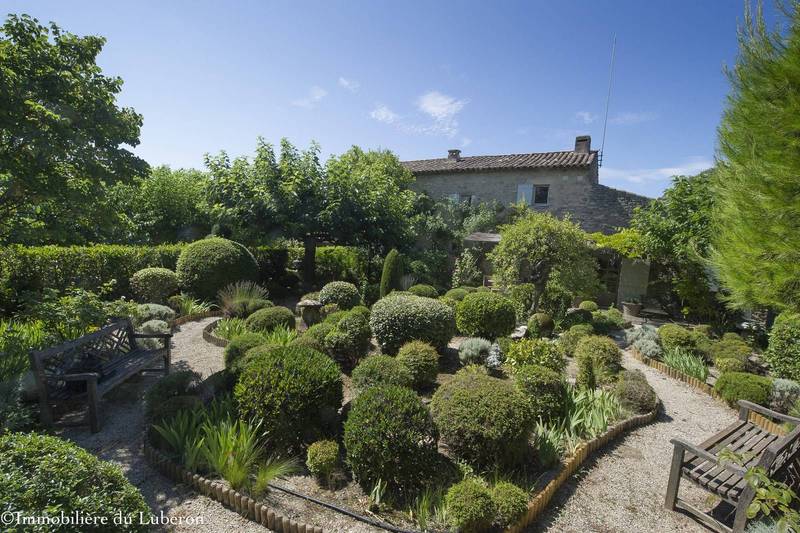 Superbe jardin paysagé dans cette propriété à vendre à Ménerbes
