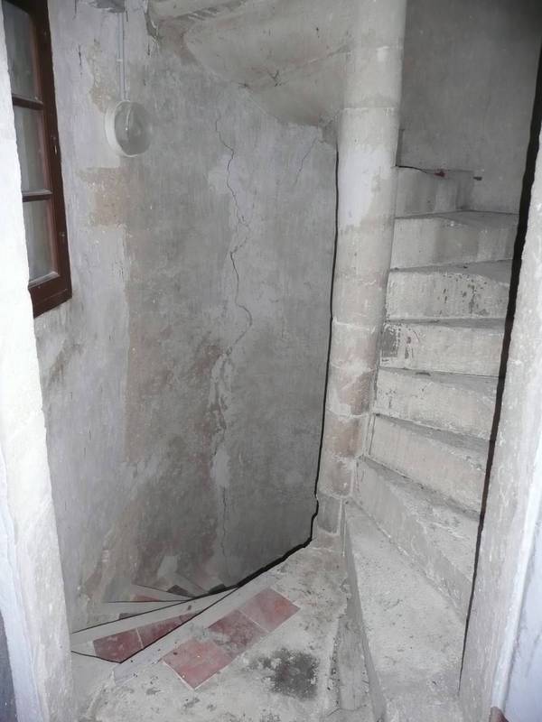 Bel escalier à vis en pierre dans cette maison à vendre à Menerbes