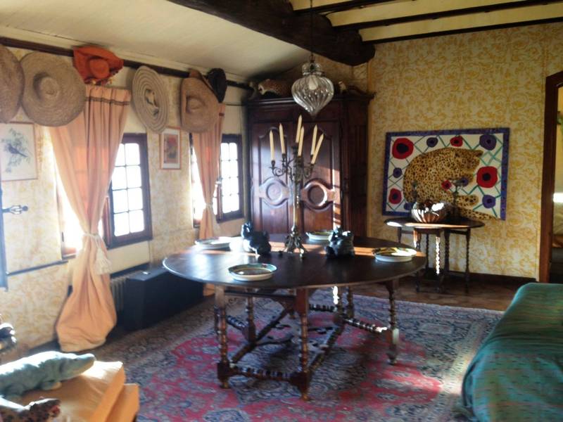 Salon avec vue sur la montagne du Luberon dans cette maison de village à vendre à Menerbes