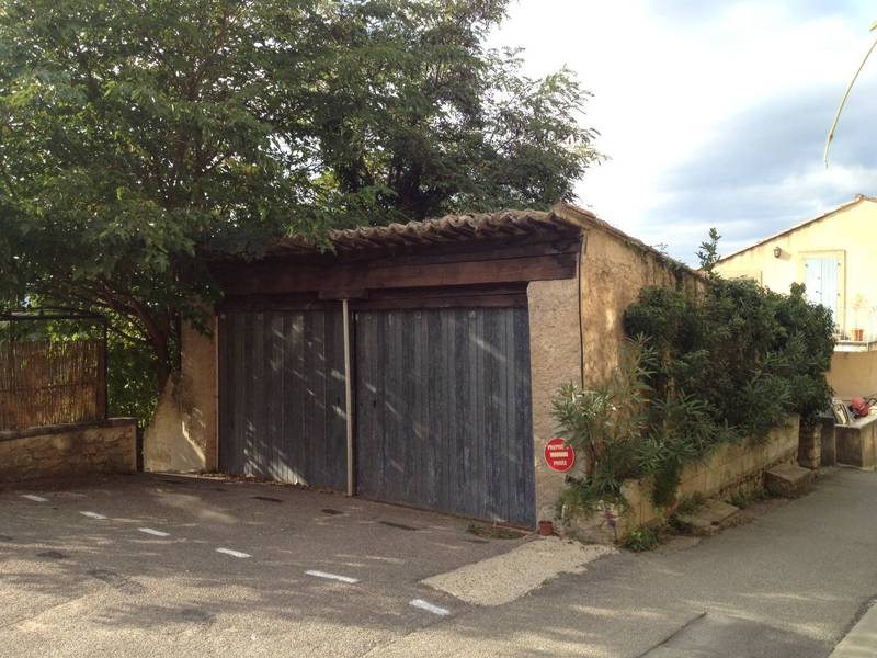 Maison de village à Menerbes avec grand garage à la vente