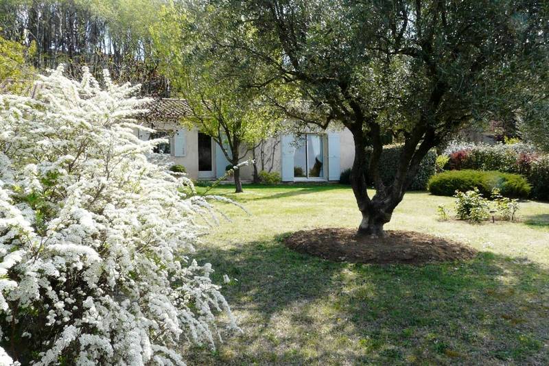 Villa à la vente à Menerbes avec jardin arboré