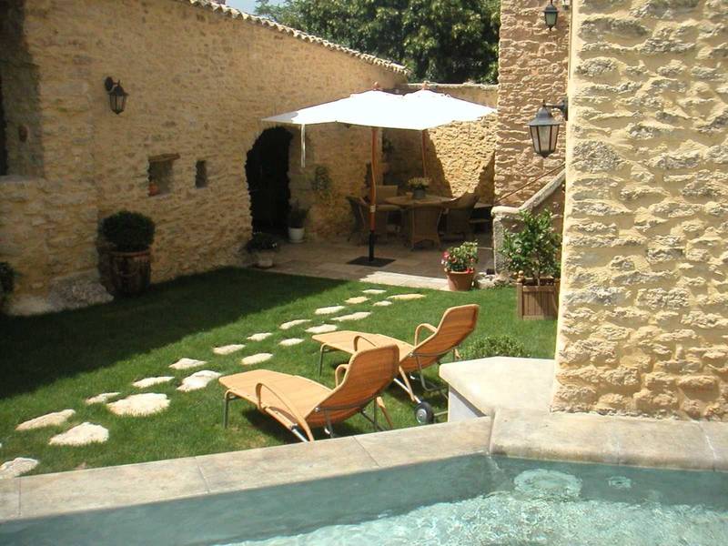 Maison de village de caractère à vendre à Cabrières d'Avignon avec un jardin et une piscine