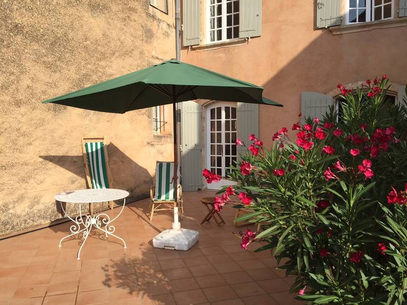 Maison de village de caractère à vendre à Roussillon avec terrasse et jardin