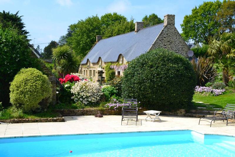 Maison restaurée avec jardin et piscine à vendre en Bretagne sud
