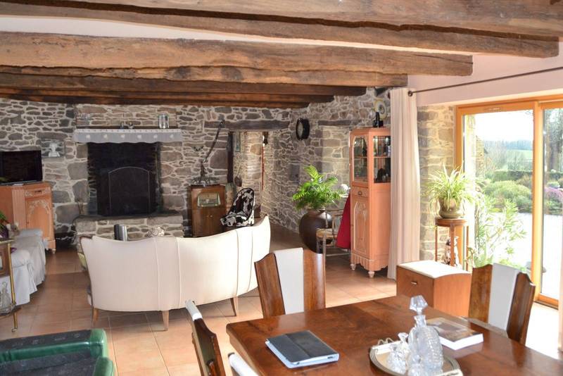 maison à vendre dans le Morbihan avec vaste salon avec cheminée