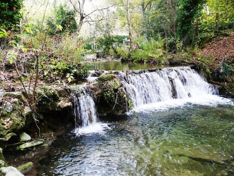 Une petite rivière et ses cascades dans la propriété à vendre à Bonnieux