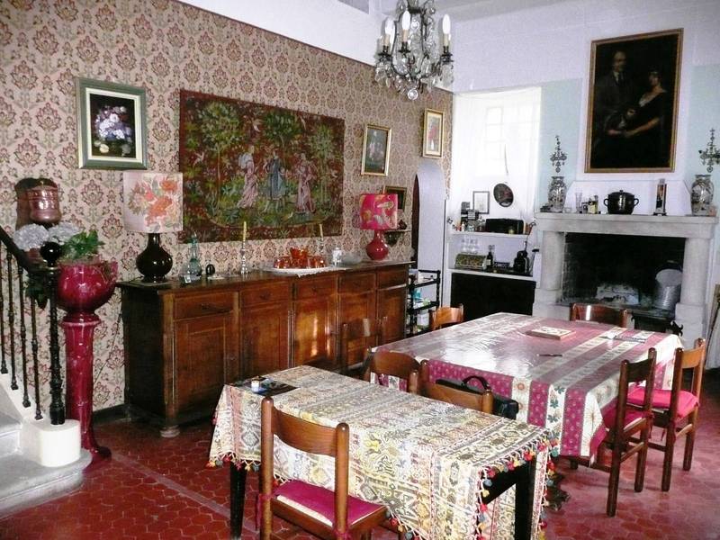 vaste pièce de reception avec cheminée dans cette propriété à vendre dans le Luberon