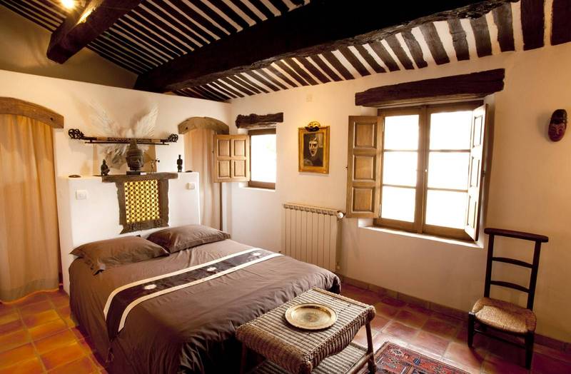 Pays de Forcalquier propriété à vendre Charme et tradition plafonds Provençaux, volets intérieurs