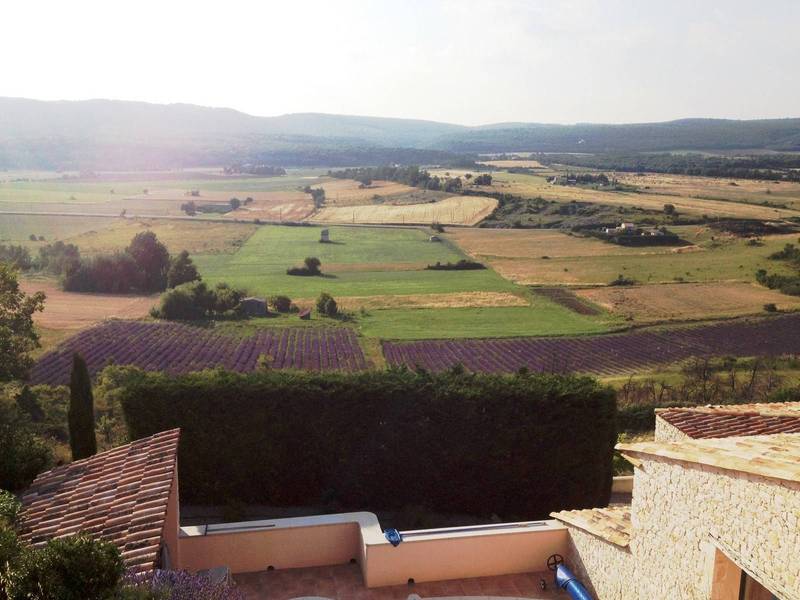 vue panoramique sur les montagnes et les champs de lavande dans cette propriété à vendre dans les Alpes de Haute Provence