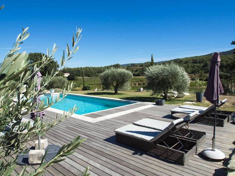 Espace piscine avec superbe vue sur la montagne du Luberon