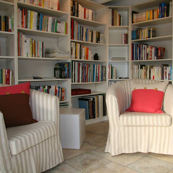 petit salon bibliothèque très cosy dans ce Mas entièrement restauré à vendre dans le Luberon