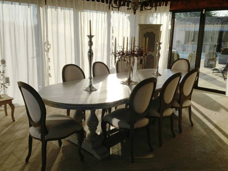 salle à manger bénéficiant de grandes ouvertures vers les terrasses dans cette villa contemporaine à vendre dans le Luberon