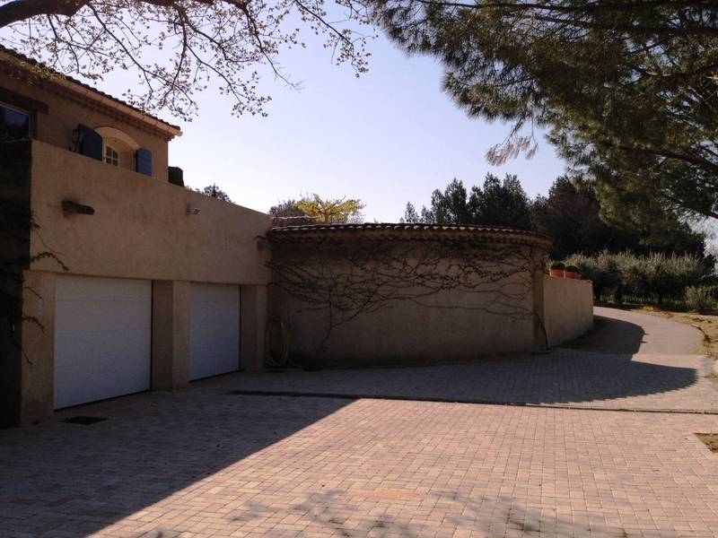 Villa à vendre avec 3 garages à proximité immédiate d'Avignon
