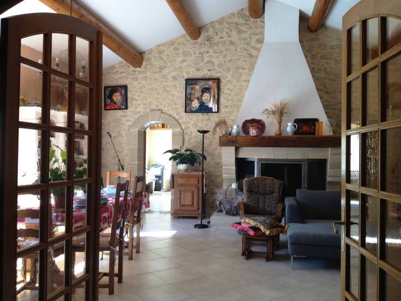 vaste pièce de reception avec cheminée dans cette maison à vendre à Vellorgues