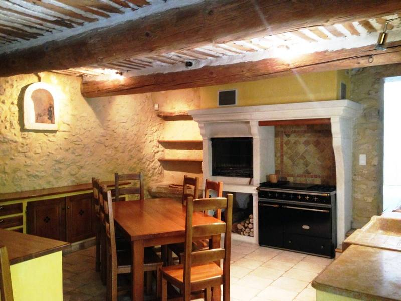 Cuisine avec cheminée et plafond Provençal dans ce mas à vendre