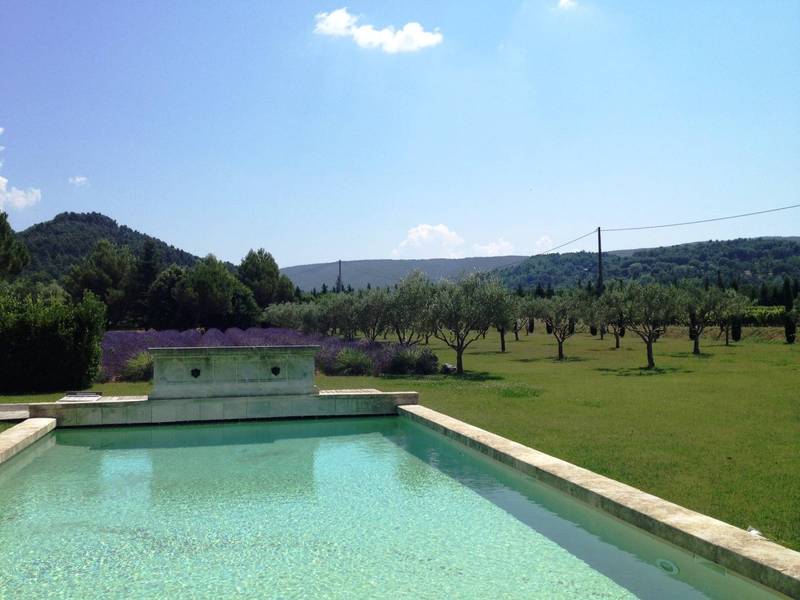 piscine avec vue sur le village de Menerbes et le Mont Ventoux