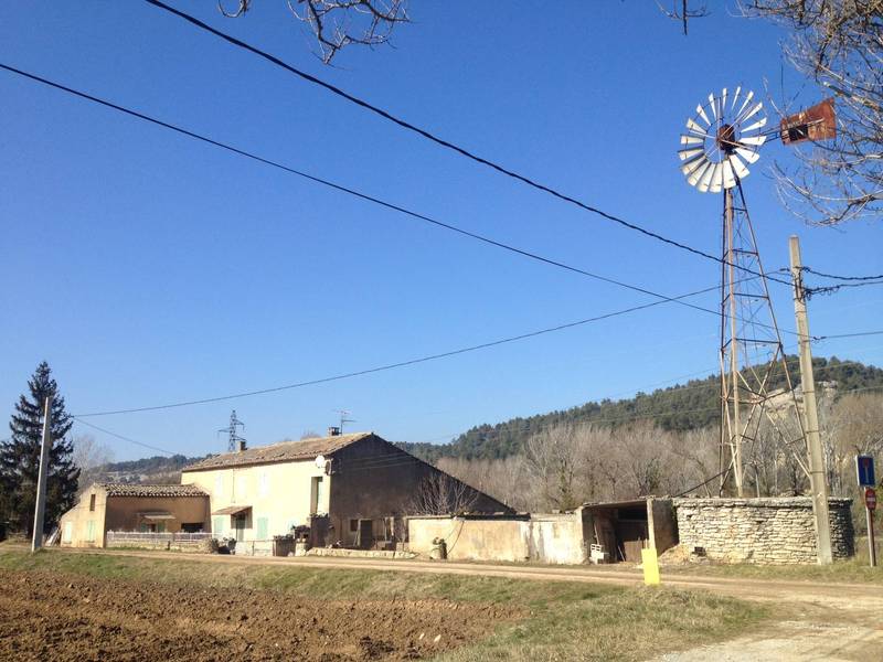 A vendre ferme avec éolienne dans le Luberon