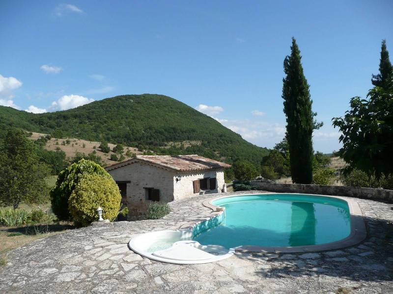 Maison de hameau avec jardin et piscine à vendre dans les Alpes de Haute Provence