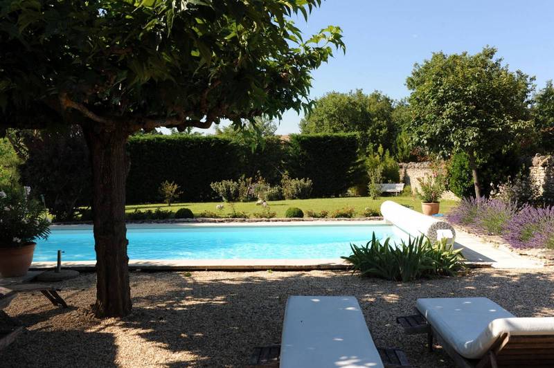Gordes villa en vente avec jardin piscine et vue sur le village