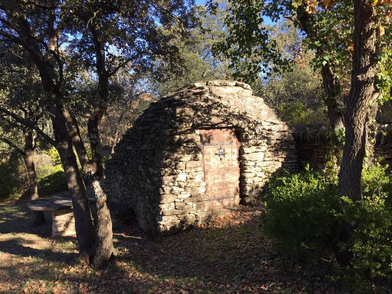 Maison de plain-pied en pierre à vendre à Gordes avec son oliveraie