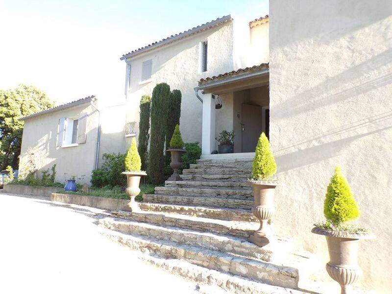 Villa à vendre dans le Luberon avec jardin piscine et 2 gites sur la colline St Jacques à Cavaillon
