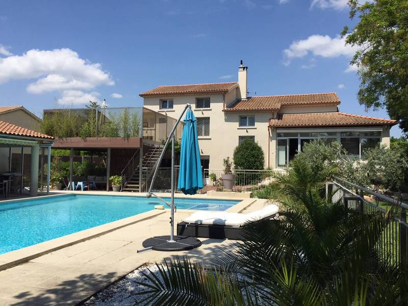 Maison contemporaine à vendre près d'Avignon avec jardin et piscine