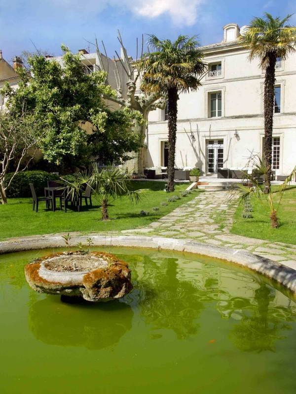Hôtel particulier à vendre à ORANGE avec un jardin et une piscine