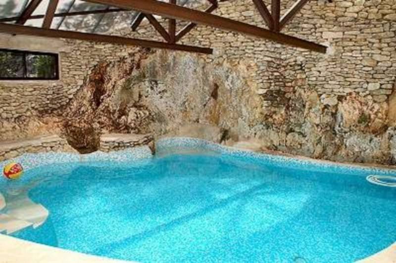 Bergerie restaurée à vendre à  Bonnieux avec une piscine intérieure