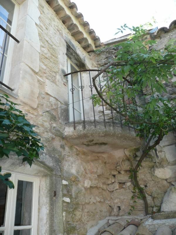 Cette demeure de Village à vendre à Menerbes dans le centre du Village avec une cour intérieure et une terrasse