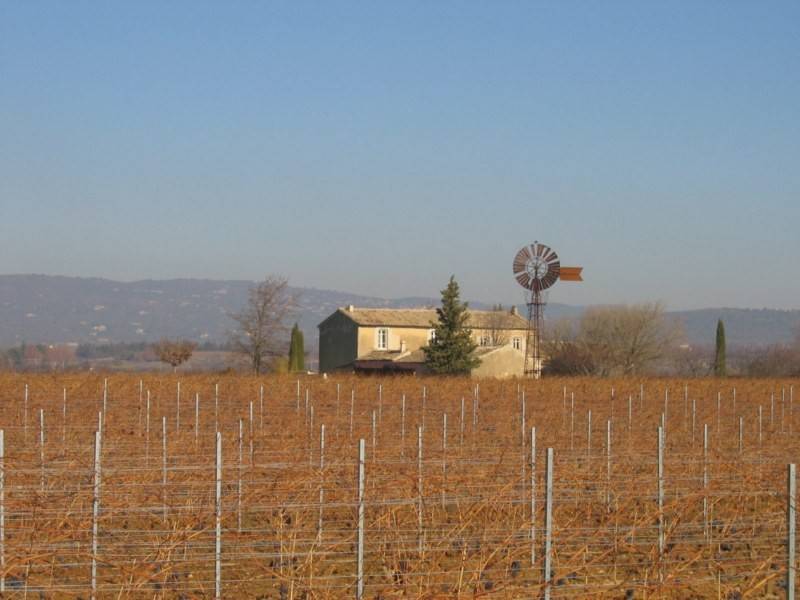 Un Mas à vendre en Provence à Oppède face au Luberon à 5 Minutes du Marché Paysan de Coustellet avec une des dernières éoliennes d'origine