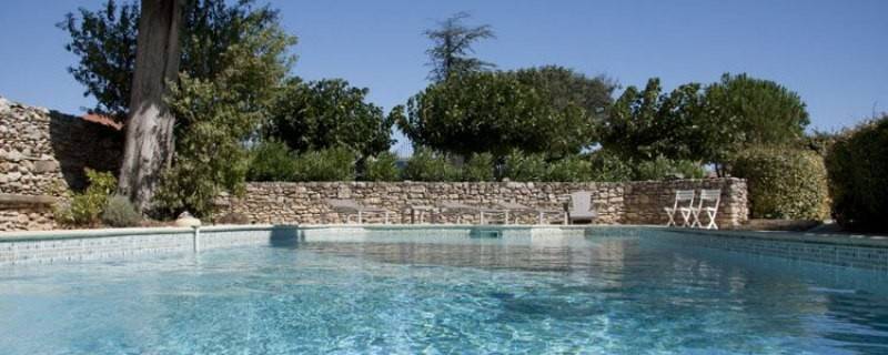 Bastide  Roussillon Gordes à proximité  Bastide hameau restaurée jardin piscine