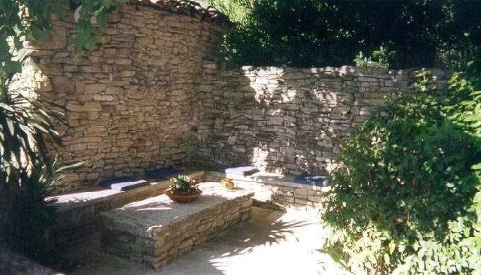 Mas en Pierre  Lagnes Fontaine de Vaucluse et L'Isle sur la Sorgue à proximité Mas en pierre avec cour intérieure, jardin et piscine