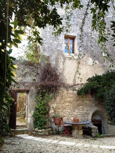 Demeure de Village à vendre à Oppède le Vieux restaurée avec cour intérieure jardin