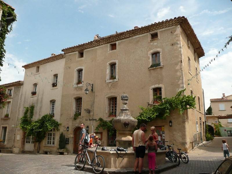 Chambres d'Hotes à vendre à Venasque, cette Bastide de village avec terrasse et belle vue