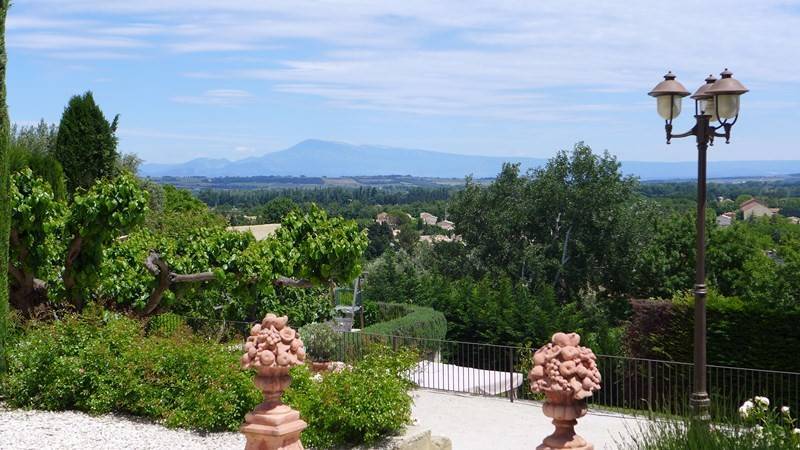 Jardin avec vue sur le Mont Ventoux