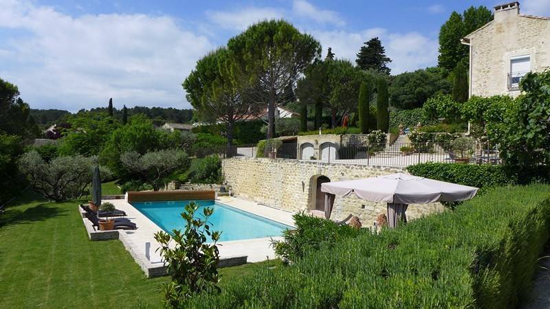 Bastide village avec jardin et piscine