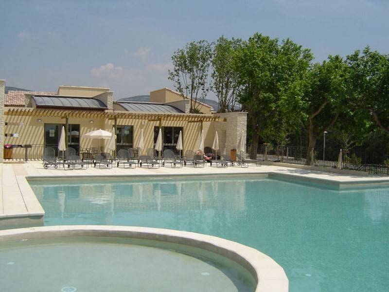 A vendre appartement dans residence avec piscine et tennis sur le golf de Saumane de Vaucluse
