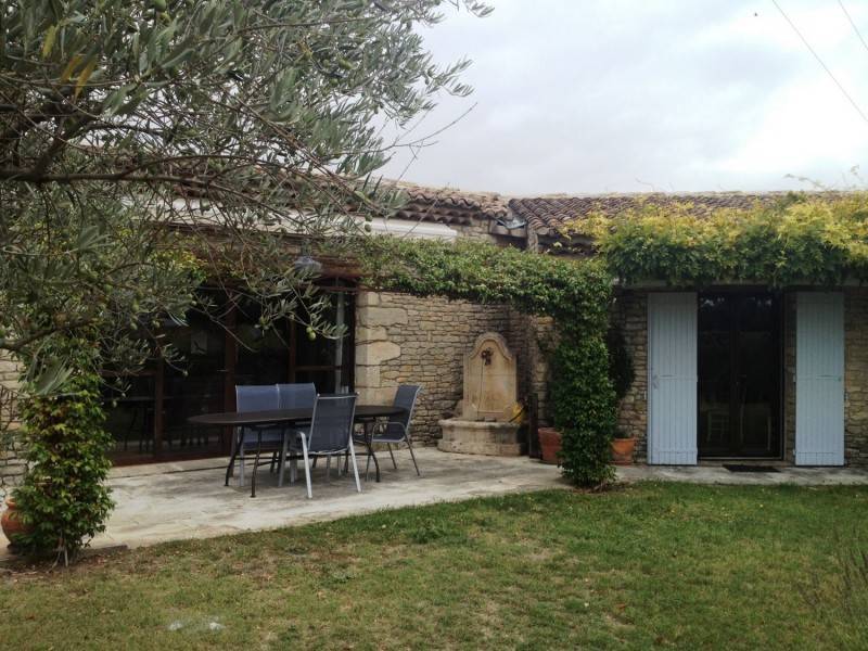 Maison de plain-pied en pierre  à vendre à Gordes avec un jardin et une piscine