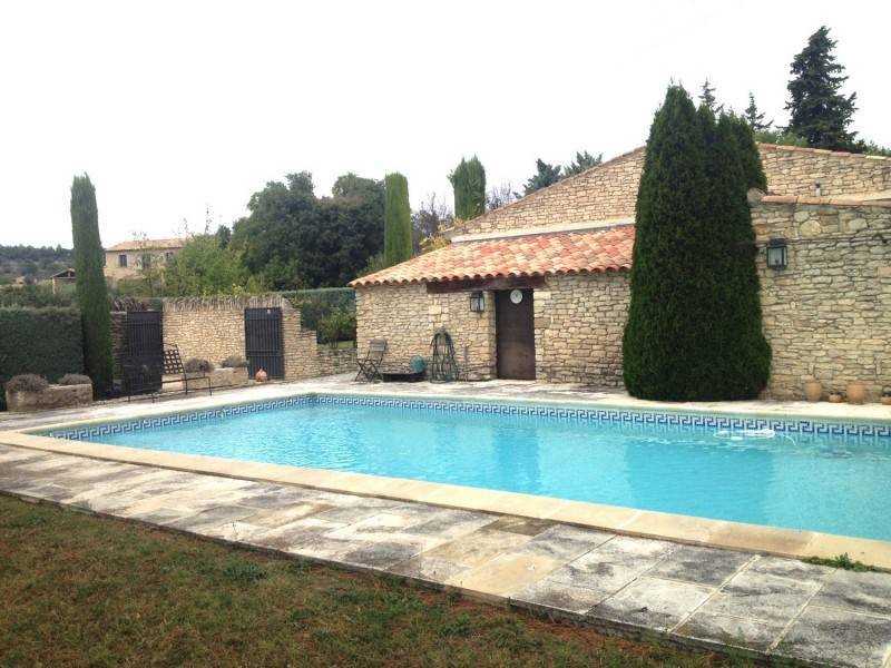 Maison de plain-pied en pierre  à vendre à Gordes avec un jardin et une piscine