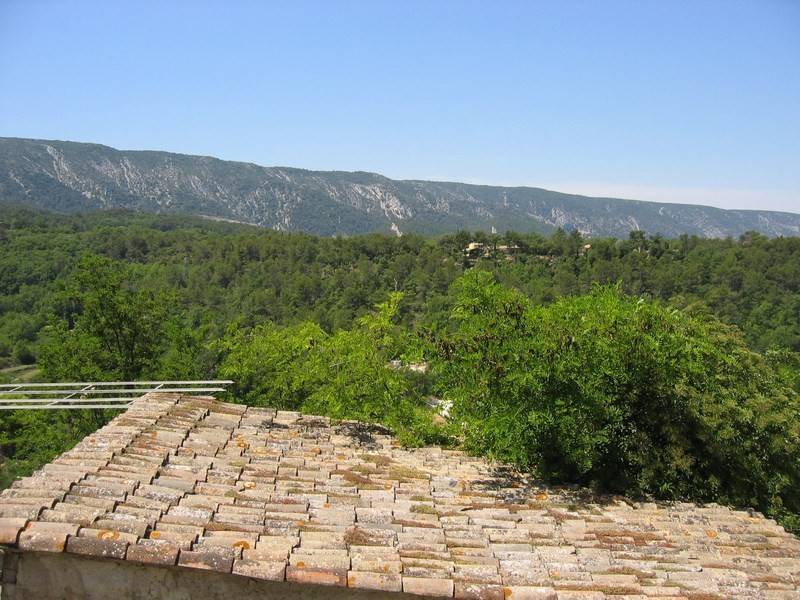 Maison de village 18ème  à vendre à Menerbes exposée plein sud avec une superbe vue sur la montagne du Luberon