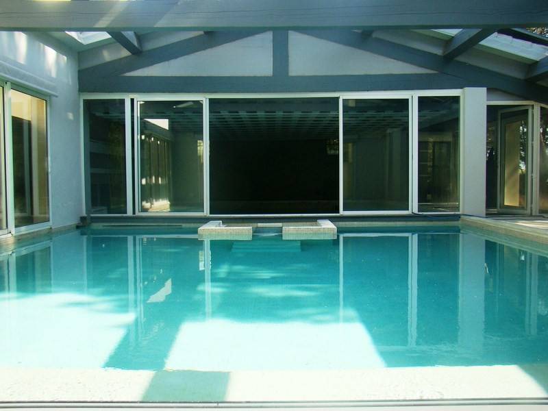 piscine intérieure qui se transforme en piste de dance dans cette propriété de prestige à vendre à Avignon