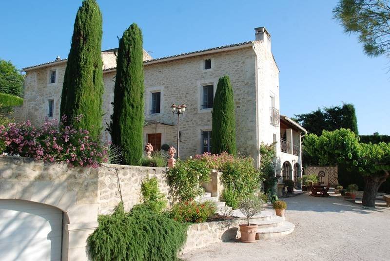 Bastide en pierre à vendre à Villeneuve les Avignon avec jardin piscine et vue panoramique