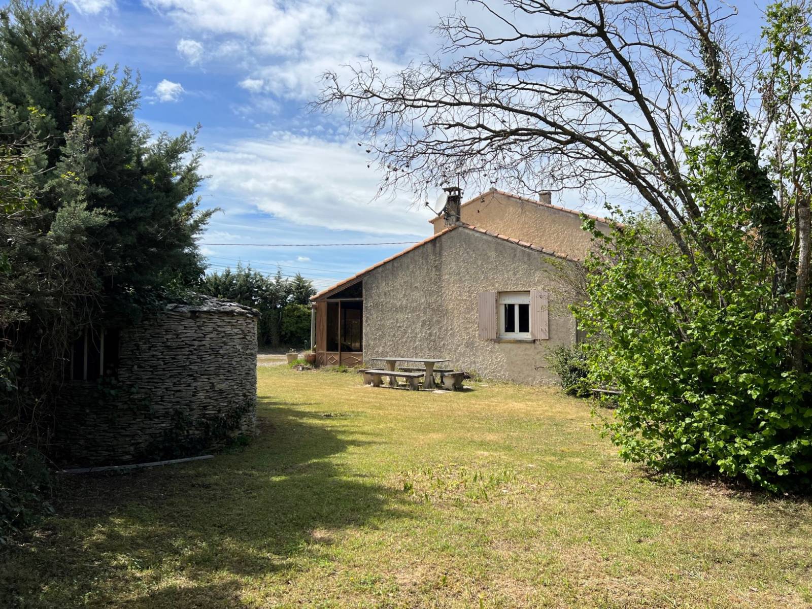 Maison à vendre à Oppède avec un beau jardin et une vue sur la montagne du Luberon