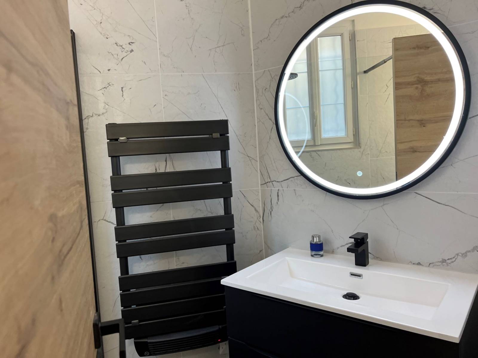 Appartement duplex entièrement restauré à vendre à Ménerbes avec une terrasse et une vue panoramique