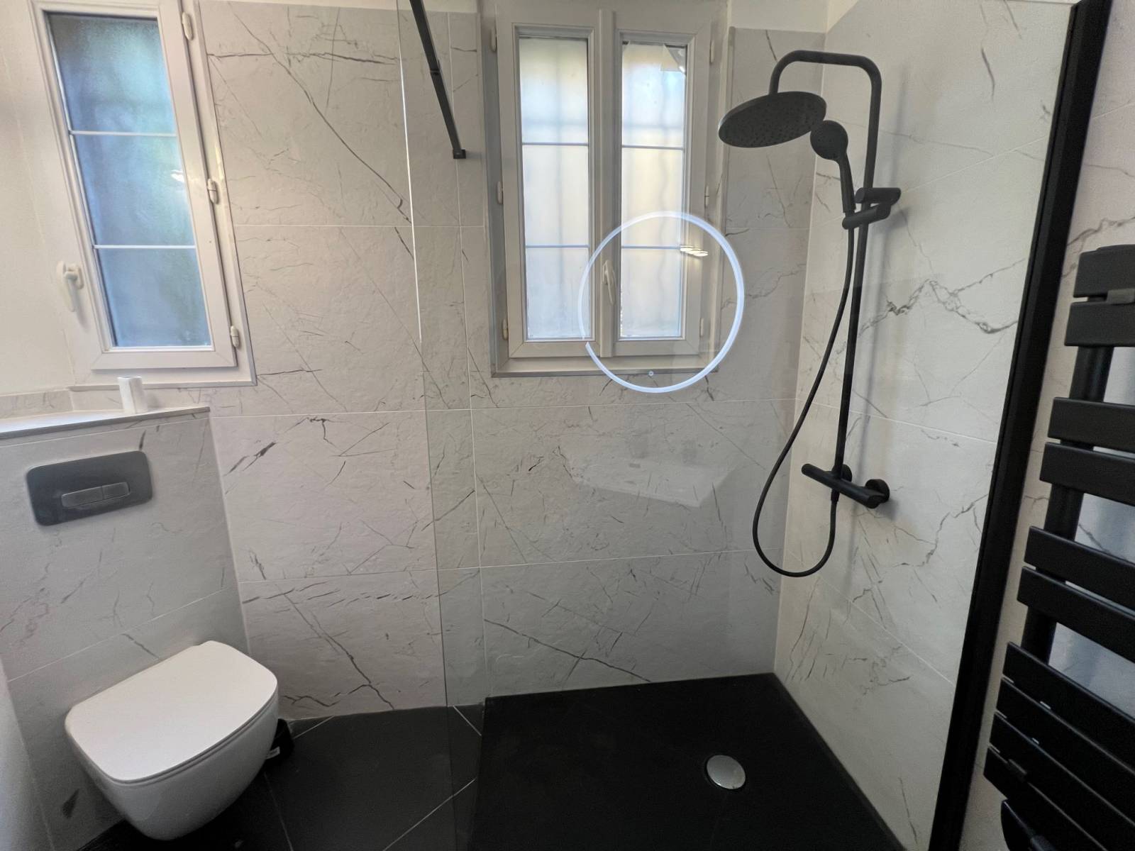 Appartement duplex entièrement restauré à vendre à Ménerbes avec une terrasse et une vue panoramique